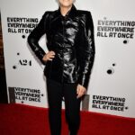 Lista para la alfombra roja: Jamie Lee Curtis salió con un conjunto completamente negro para apoyar y promocionar su nueva película Everything Everywhere All At Once