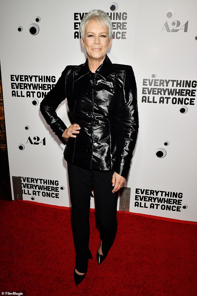 Lista para la alfombra roja: Jamie Lee Curtis salió con un conjunto completamente negro para apoyar y promocionar su nueva película Everything Everywhere All At Once