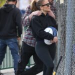 ¡Juego encendido!  Jennifer Lopez disfrutó de una sesión de abrazos con su novio Ben Affleck mientras golpeaban las jaulas de bateo con su hija Emme el martes.