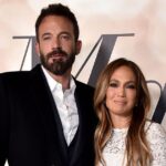 Jennifer Lopez y Ben Affleck se acurrucan en la cama en el videoclip de 'Marry Me'