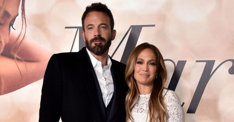 Jennifer Lopez y Ben Affleck se acurrucan en la cama en el videoclip de 'Marry Me'