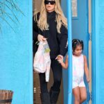 Sobre la marcha: Khloé Kardashian, de 37 años, se veía deportiva vestida completamente de negro mientras vestía la ropa de su excuñado Kanye West mientras llevaba a su hija True Thompson, de tres años, a su clase de gimnasia en Los Ángeles.