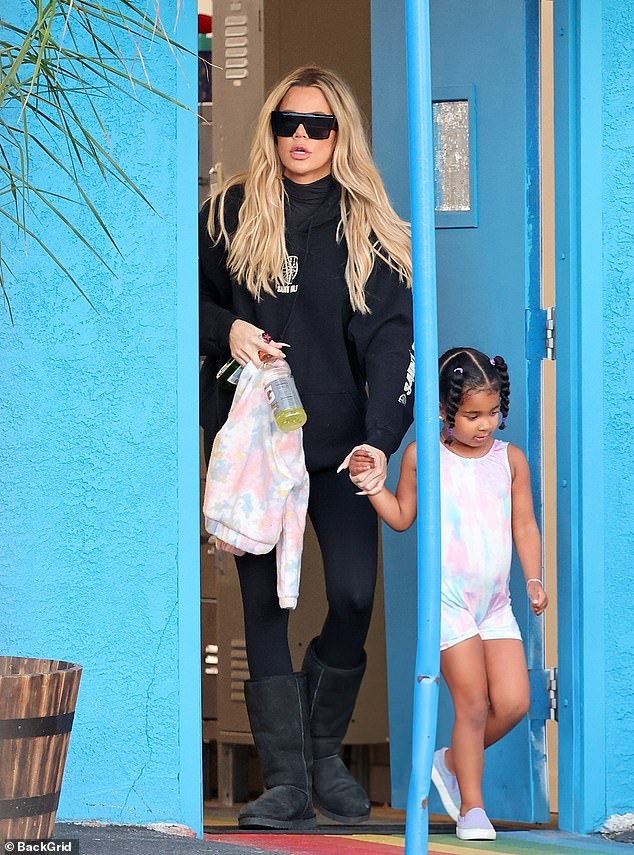 Sobre la marcha: Khloé Kardashian, de 37 años, se veía deportiva vestida completamente de negro mientras vestía la ropa de su excuñado Kanye West mientras llevaba a su hija True Thompson, de tres años, a su clase de gimnasia en Los Ángeles.