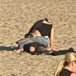 Kourtney Kardashian, su nuevo prometido, Travis Barker, un poco de amor mientras se sentaba a horcajadas sobre su novio para una sesión de besos intensos y calientes mientras el sol se ponía sobre el océano en el sur de California.