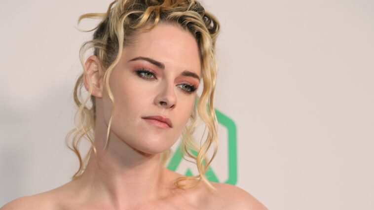 Kristen Stewart acaba de usar un vestido de novia con un bustier transparente en la alfombra roja