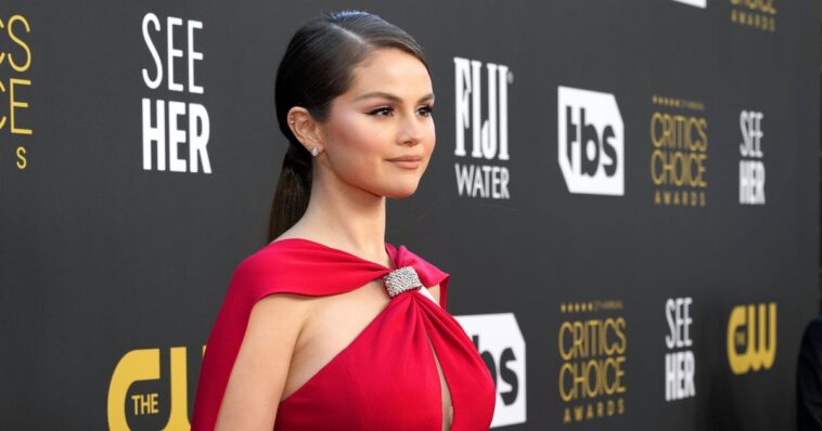 La cola de caballo de los Critics' Choice Awards de Selena Gomez es la simplicidad en su máxima expresión