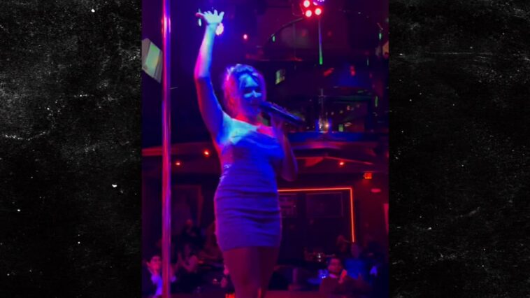 La estrella de 'Todo en 90 Días' reparte frascos llenos de pedos en un club de striptease
