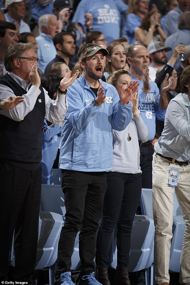 Polémico: la estrella de la música country Eric Church anunció que cancelaría su espectáculo con entradas agotadas en San Antonio, Texas el sábado para poder ver a su amado Tar Heel de Carolina del Norte enfrentarse a los Duke Blue Devils en uno de los dos juegos del torneo masculino de la Final Four de la NCAA.