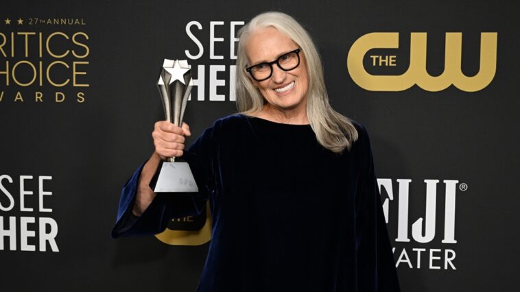 La ganadora de los premios Critics Choice, Jane Campion, les dice a las hermanas Williams que se enfrenta a un obstáculo competitivo que ellas no: los hombres