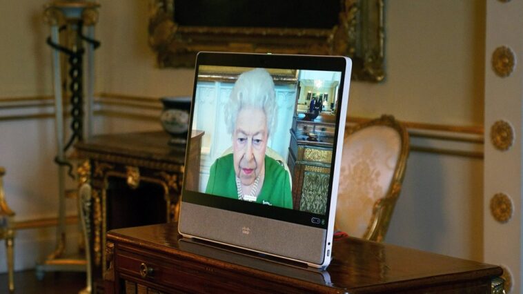 La reina Isabel II realiza audiencias virtuales más de una semana después de dar positivo por COVID-19