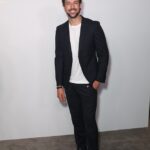 Apuesto: Lincoln Younes se veía elegante con un traje negro en la reapertura de la boutique Dior en Sydney el miércoles