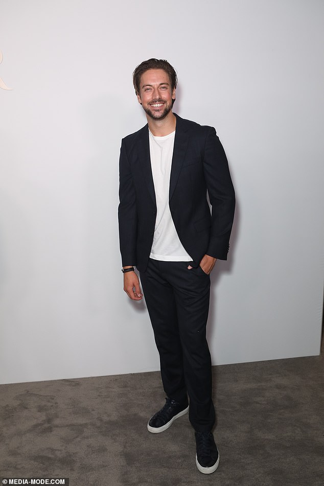 Apuesto: Lincoln Younes se veía elegante con un traje negro en la reapertura de la boutique Dior en Sydney el miércoles