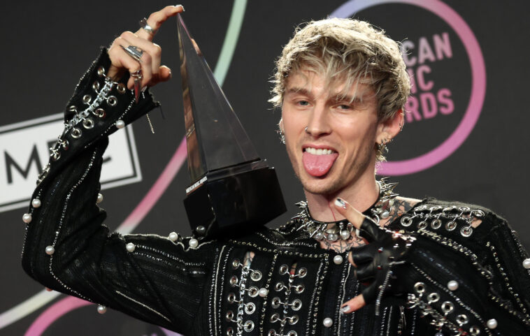 Machine Gun Kelly defiende su éxito: “Me gané esa mierda”