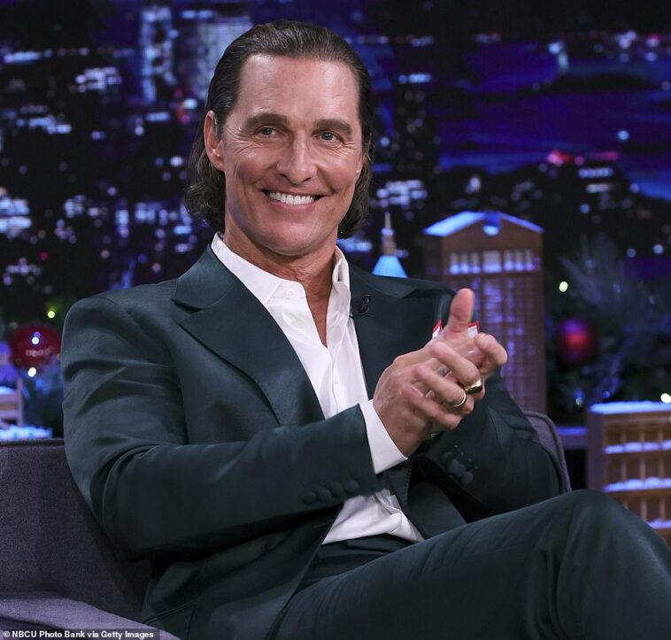 Lo último: Matthew McConaughey, de 52 años, habló sobre la suerte que ha tenido con el crecimiento del cabello en las últimas décadas, usando un ungüento tópico.  Se lo ve en diciembre de 2021 durante una aparición en The Tonight Show.