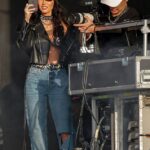 Apoyo: Megan Fox mostró que su prometido es el mayor fanático de Machine Gun Kelly mientras tomaba fotos de él actuando en Lollapalooza el domingo.