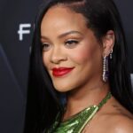 Rihanna acaba de combinar una camiseta genial con jeans de tiro bajo: 'Preggo AF'