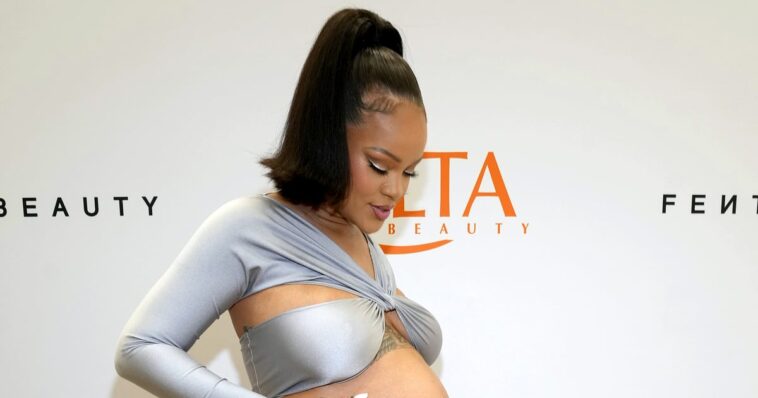 Rihanna usa la versión de maternidad de ese sujetador viral entrecruzado