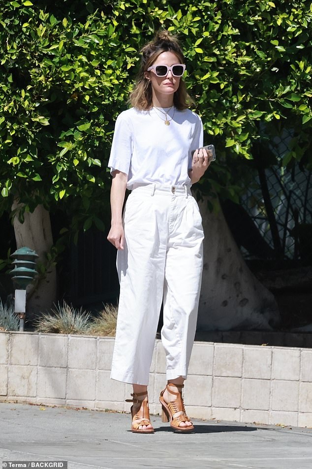 ¡Fuera y sobre!  Rose Byrne se veía elegante sin esfuerzo con un conjunto completamente blanco cuando salió a West Hollywood el sábado.