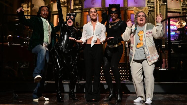 'SNL': Zoe Kravitz hace su debut como anfitriona, pero varias Catwoman bloquean su monólogo