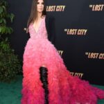 Werrrk!  La ganadora del Oscar Sandra Bullock hizo una entrada espectacular al estreno de The Lost City en el Regency Village Theatre en el vecindario Westwood de Los Ángeles el lunes mientras vestía un vestido rosa ombré.