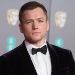 Taron Egerton está "completamente bien" después de desmayarse durante una actuación en el escenario en Londres