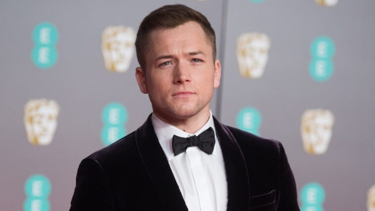 Taron Egerton está "completamente bien" después de desmayarse durante una actuación en el escenario en Londres