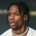 Travis Scott acusado de contaminar el grupo de jurados de Astroworld con el anuncio del Proyecto HEAL