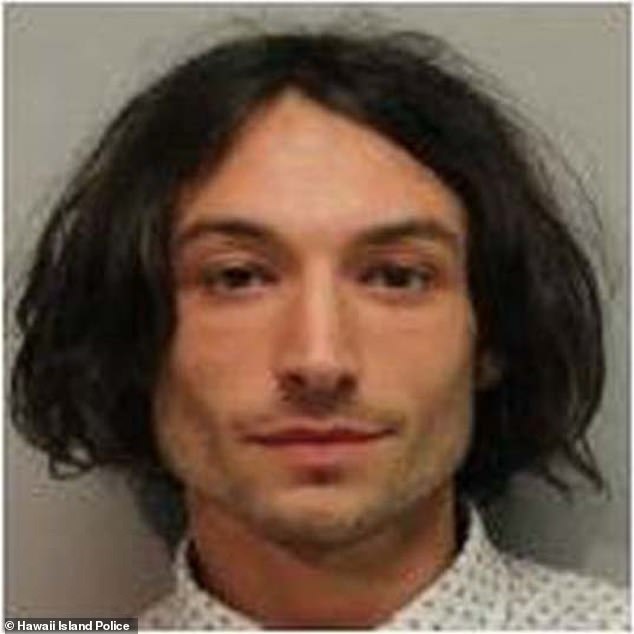 Foto policial: Ezra Miller fue arrestado el domingo por la noche después de un incidente en un bar de kareoke en Hawái.  Ahora, la pareja que supuestamente rescató al actor de la cárcel ha presentado una orden de readiestramiento.