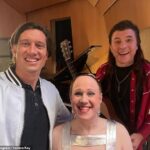 Radiante: Vernon Kay estaba muy animado el viernes cuando se tomó una foto con Matt Lucas y David Walliams antes de un Día de la Nariz Roja 'muy especial'