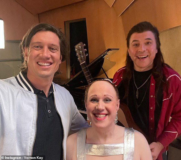 Radiante: Vernon Kay estaba muy animado el viernes cuando se tomó una foto con Matt Lucas y David Walliams antes de un Día de la Nariz Roja 'muy especial'