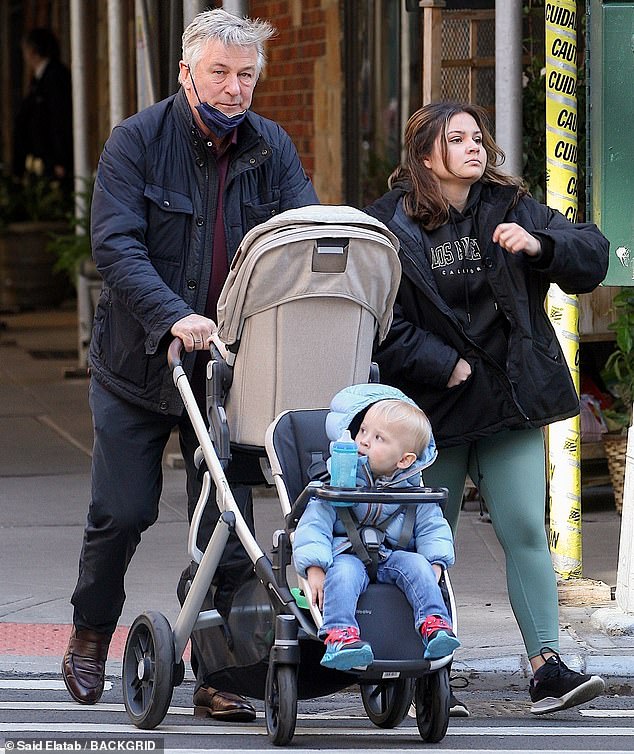 Saliendo: Alec Baldwin fue visto mientras paseaba con sus dos hijos menores, Eduardo y Lucia, y la niñera de su familia en la ciudad de Nueva York el viernes por la tarde.