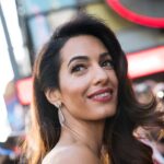 Amal Clooney cambia el estilo informal de negocios por un pequeño vestido rojo