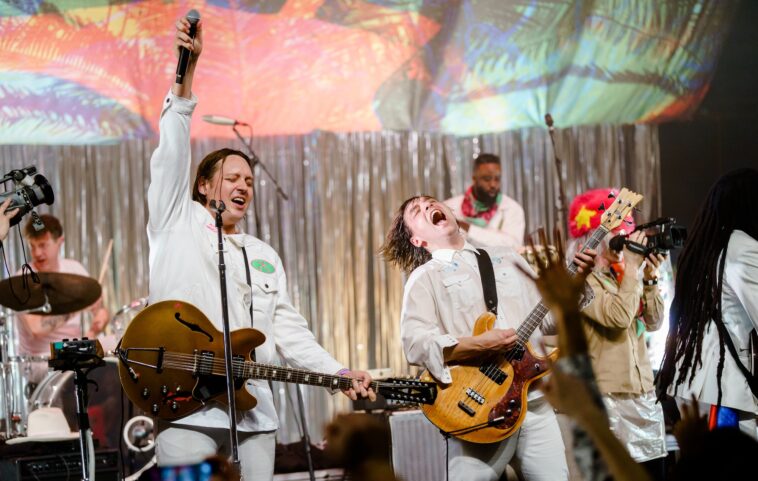 Arcade Fire se burla del próximo sencillo 'Unconditional I (Lookout Kid)'