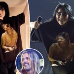 Billie Eilish honra a Taylor Hawkins durante la presentación de los Grammy 2022