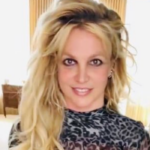 Britney Spears clava la tendencia del vestido transparente después del anuncio de embarazo