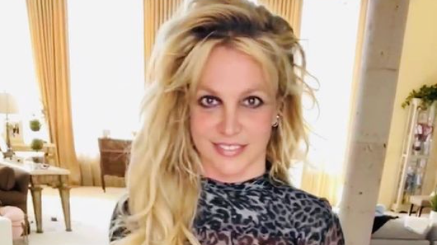 Britney Spears clava la tendencia del vestido transparente después del anuncio de embarazo