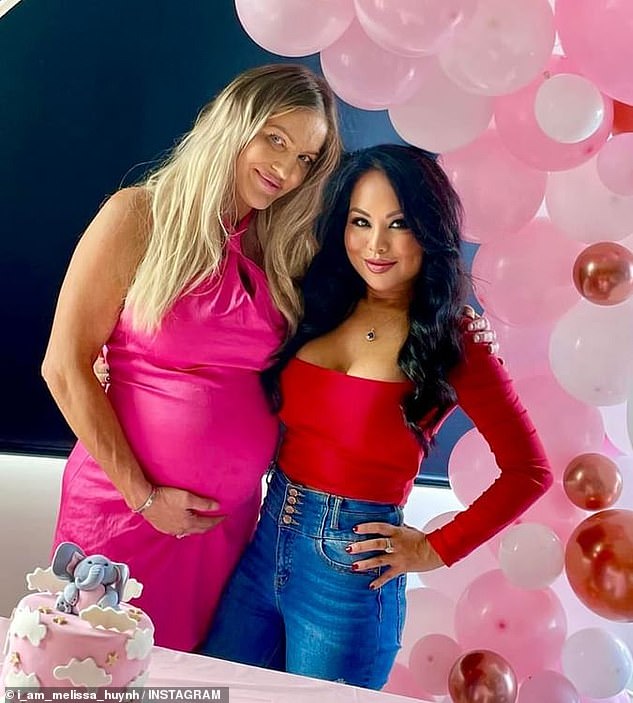 Amor de bebé: Brynne Edelsten ha dado la bienvenida a su primer hijo, según un nuevo informe.  En la foto (izquierda) en su baby shower, donde anunció que esperaba una niña.