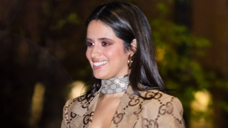 Camila Cabello acaba de usar un bustier de encaje transparente con pantalones cortos cortos de Gucci