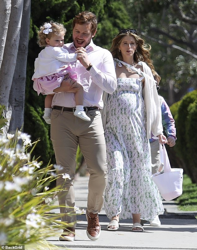 Servicios de adoración: Chris Pratt, de 42 años, y Katherine Schwarzenegger, de 32, estaban vestidos con sus mejores galas del domingo mientras se dirigían a la iglesia en Santa Mónica para los servicios de Pascua con Maria Shriver, de 66 años.