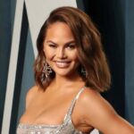 Chrissy Teigen se burla de las hilarantes líneas de bronceado al posar en topless