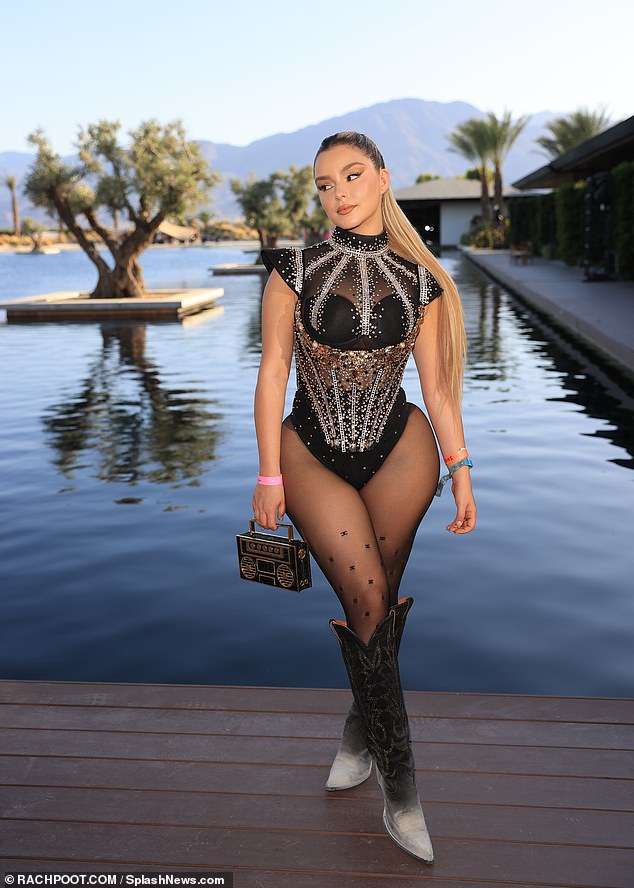 Magnífica: Demi Rose hizo alarde de sus curvas el sábado con un traje futurista adornado y botas vaqueras mientras estaba en el fin de semana de Coachella de SHEIN dos fiestas.