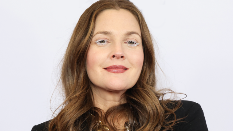 Drew Barrymore parece una persona completamente diferente con cabello hasta la cintura