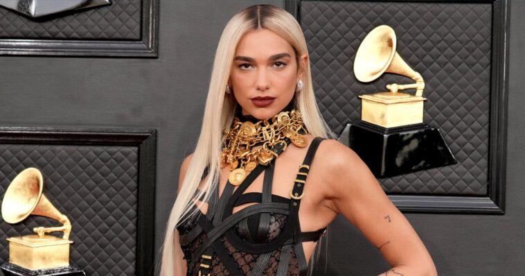 Dua Lipa se sumergió en la bóveda de Versace para su look de los Grammy