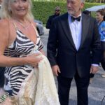 ¡Llegado!  El abuelo de Brooklyn Beckham, Ted Beckham, de 74 años, y su esposa, Hilary Meredith, de 62, se vistieron para impresionar en la boda de 3,5 millones de dólares de su nieto con Nicola Peltz.
