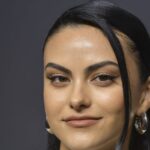 El delineador de ojos Coachella Reverse de Camila Mendes es un sueño de verano