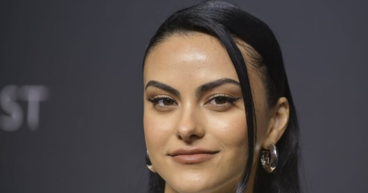 El delineador de ojos Coachella Reverse de Camila Mendes es un sueño de verano