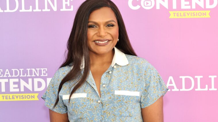 El vestido lila de Mindy Kaling es cómo te haces sexy para la primavera