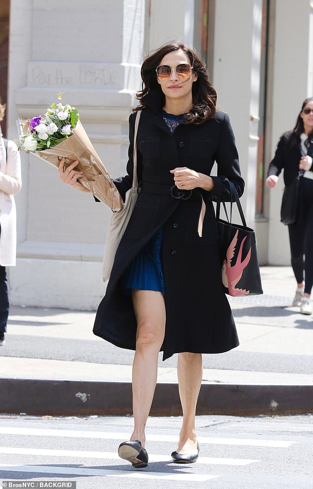 ¡Amazonas!  La ex chica Bond, Famke Janssen, lució un look de piernas largas con un minivestido azul mientras se pavoneaba por el barrio SoHo de Manhattan el domingo.