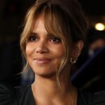 Halle Berry brilla con mono de lentejuelas con escote pronunciado