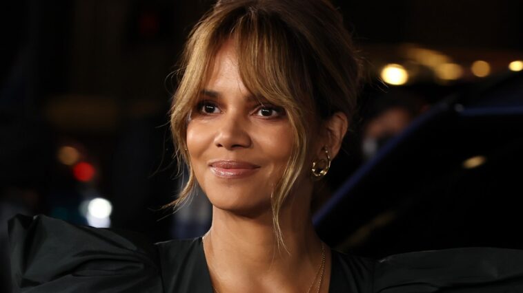 Halle Berry brilla con mono de lentejuelas con escote pronunciado